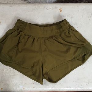 Lululemon hotty hot shorts II  2 1/2”